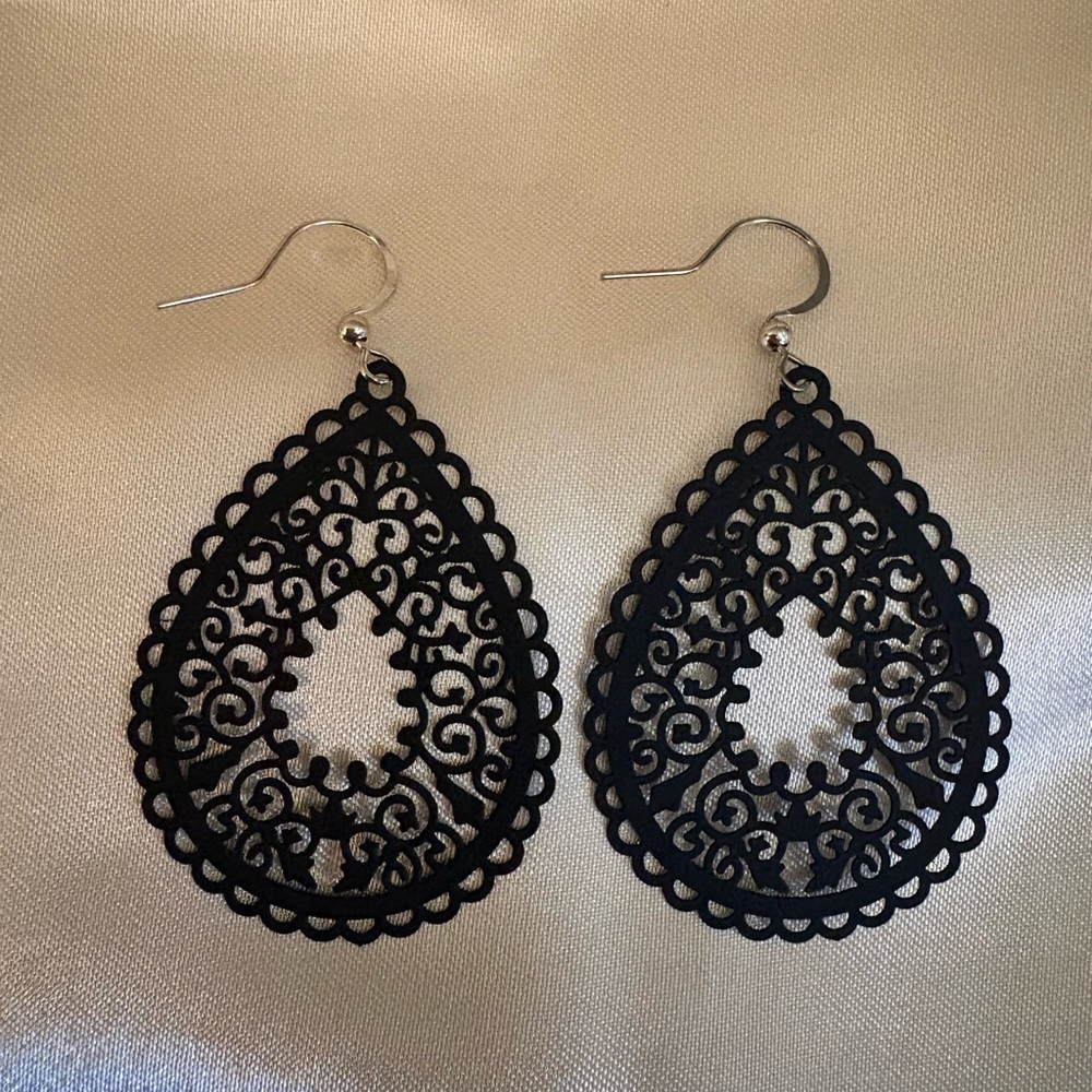 🖤Beautiful Filigree Earrings with Hook Backs🖤